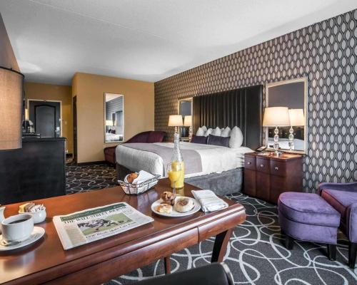 une chambre d'hôtel avec un lit et une table avec de la nourriture dans l'établissement Park Manor Hotel, à Clifton Park