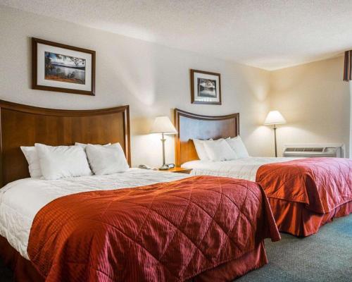 Säng eller sängar i ett rum på Clarion Inn & Suites Lake George