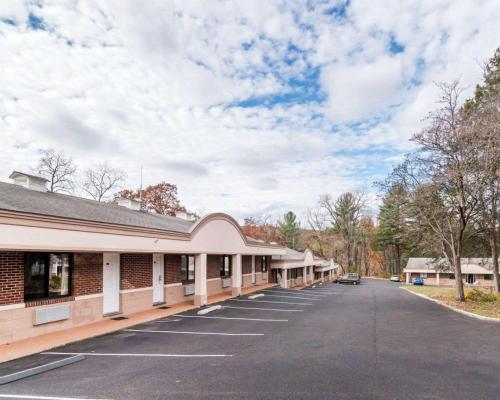 an empty parking lot in front of a building at Kingston Motel in Kingston