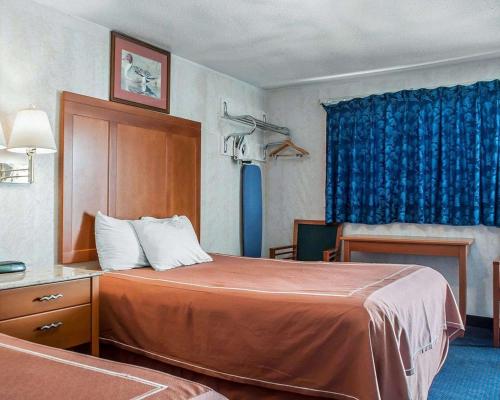Ліжко або ліжка в номері Castle Inn & Suites Niagara Falls