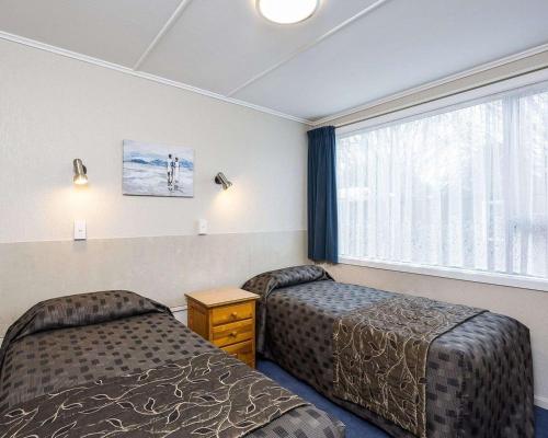 pokój hotelowy z 2 łóżkami i oknem w obiekcie Comfort Inn Tayesta Motel w mieście Invercargill