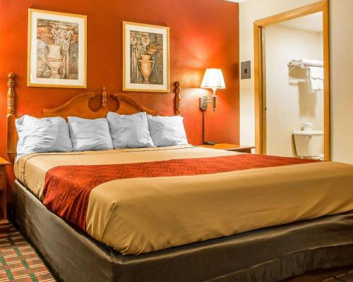 Katil atau katil-katil dalam bilik di Rodeway Inn Montpelier