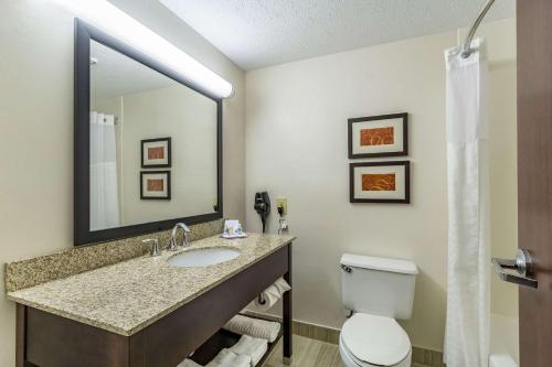 A bathroom at Comfort Inn Independence