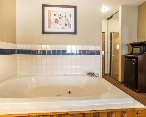 a large white bath tub in a bathroom at Quality Inn Greenville North in Greenville
