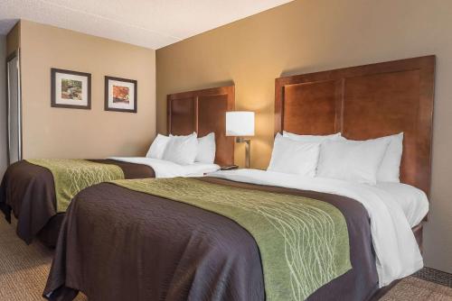En eller flere senger på et rom på Comfort Inn & Suites Piqua-Near Troy-I75