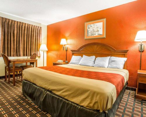 Katil atau katil-katil dalam bilik di Rodeway Inn Montpelier