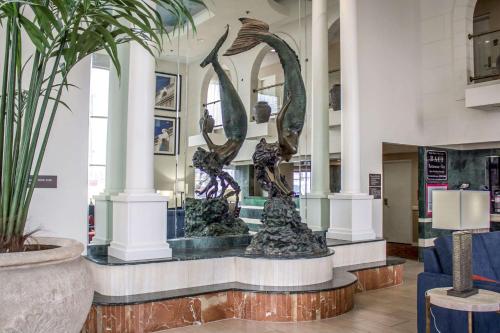 a lobby with a statue in the middle of a building at Comfort Inn Sandusky in Sandusky