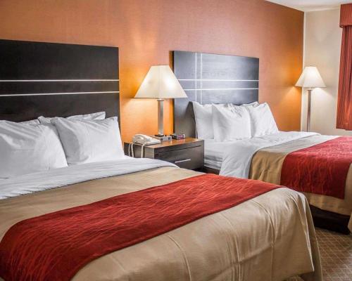 コロンバスにあるNorwood Inn & Suites Columbusのホテルルーム ベッド2台&ランプ付