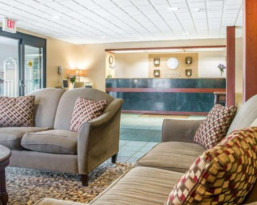Lobby alebo recepcia v ubytovaní Comfort Inn & Suites Maumee - Toledo I80-90
