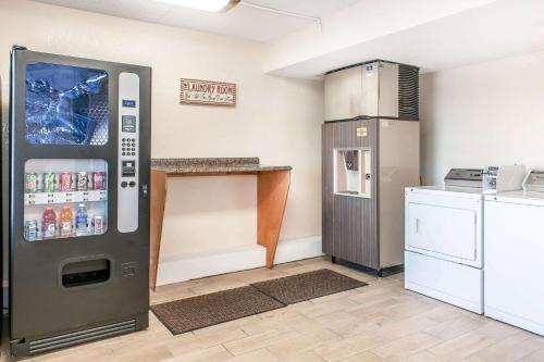 a kitchen with a vending machine and a refrigerator at Quality Inn in Findlay