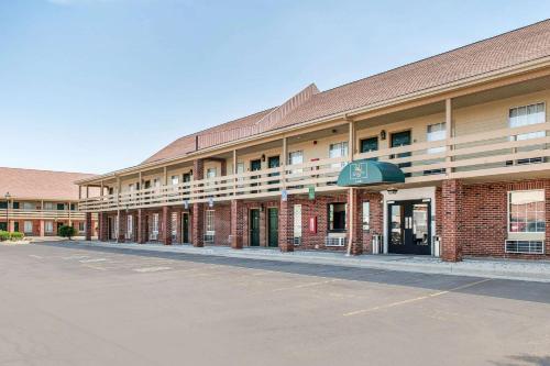 an empty parking lot in front of a building at Quality Inn in Findlay