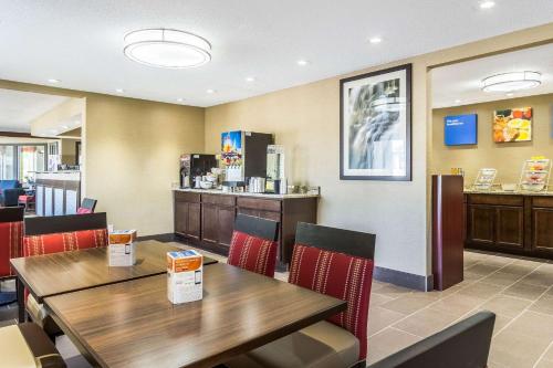 een restaurant met houten tafels en stoelen en een bar bij Comfort Inn Norwalk - Sandusky in Norwalk