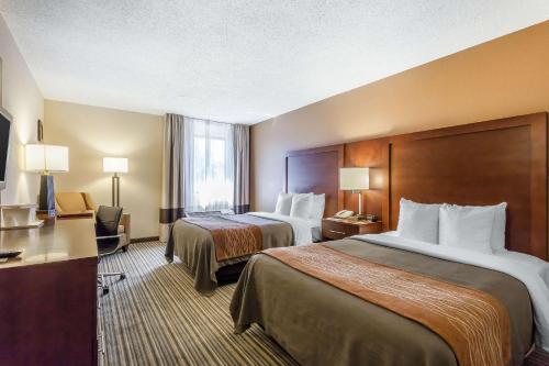 ein Hotelzimmer mit 2 Betten und einem Schreibtisch in der Unterkunft Comfort Inn - Hall of Fame in Canton