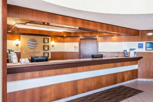 a view of a waiting area of a waiting room at Comfort Inn - Hall of Fame in Canton