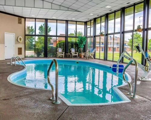 Swimming pool sa o malapit sa Comfort Inn Maumee - Perrysburg Area