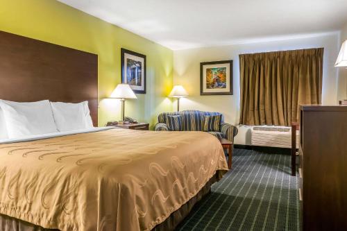 Postel nebo postele na pokoji v ubytování Quality Inn Jackson