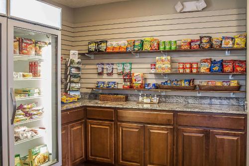 Η κουζίνα ή μικρή κουζίνα στο Quality Inn Cambridge