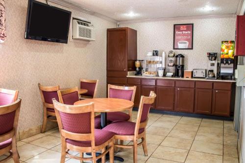 Gallery image of Econo Lodge Akron Copley Northwest in Montrose