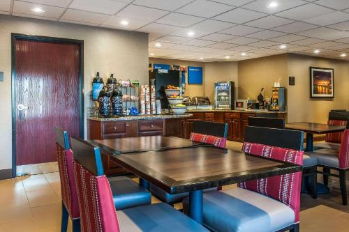 a restaurant with tables and chairs and a counter at Comfort Inn in Pickerington