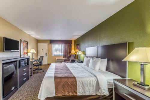 Postel nebo postele na pokoji v ubytování Quality Inn Glenpool - Tulsa