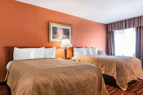 Un pat sau paturi într-o cameră la Quality Inn Gallipolis