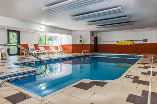 a swimming pool in a building with a swimming pool at Comfort Inn in Pickerington