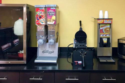 un comptoir avec un distributeur de nourriture et une machine dans l'établissement Econo Lodge, à Purcell