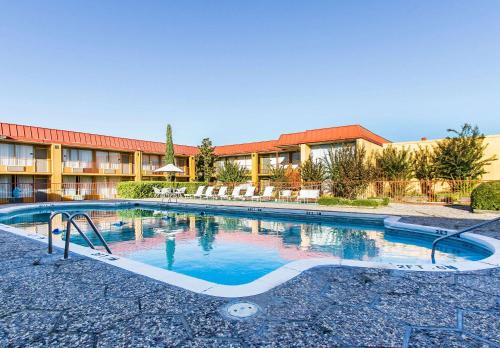 The swimming pool at or close to Quality Inn Ada near University