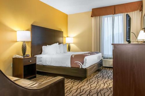 מיטה או מיטות בחדר ב-Quality Inn I-75 West Chester-North Cincinnati