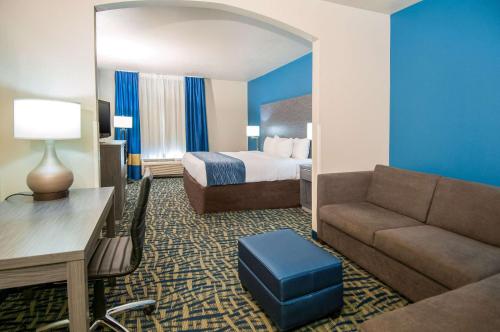 a hotel room with a bed and a couch at Comfort Inn & Suites Pauls Valley - City Lake in Pauls Valley
