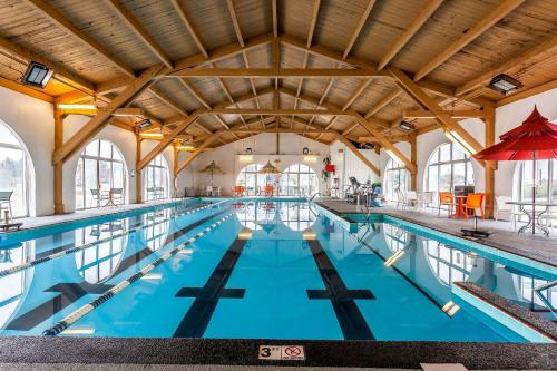 Bazén v ubytování The Aurora Inn Hotel and Event Center nebo v jeho okolí