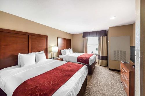 Habitación de hotel con 2 camas y TV de pantalla plana. en Comfort Suites Yukon - SW Oklahoma City, en Yukon
