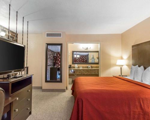 Un pat sau paturi într-o cameră la Quality Inn Ada near University