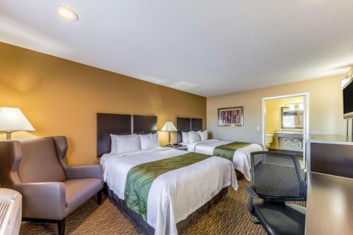Postel nebo postele na pokoji v ubytování Quality Inn Glenpool - Tulsa