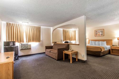 Ένα ή περισσότερα κρεβάτια σε δωμάτιο στο Brentwood Inn Clinton