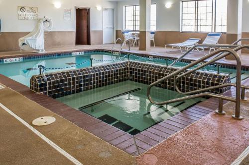 Kolam renang di atau dekat dengan Quality Inn & Suites