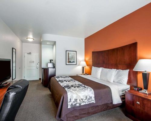 מיטה או מיטות בחדר ב-Sleep Inn & Suites Lawton Near Fort Sill