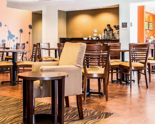 a restaurant with tables and chairs and a bar at Sleep Inn & Suites Blackwell I-35 in Blackwell