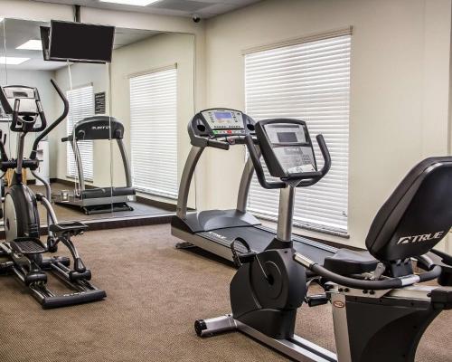 a gym with treadmills and ellipticals in a room at Sleep Inn & Suites Blackwell I-35 in Blackwell
