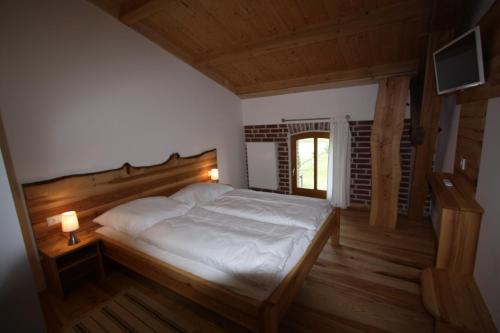 a bedroom with a large white bed in a room at Gästehaus Landgut Lischow in Neuburg-Steinhausen