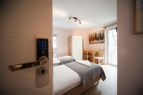 ポズナンにあるVery Berry - Polna 50 - self check in 24hのベッド1台(ドアのリモコン付)が備わる客室です。