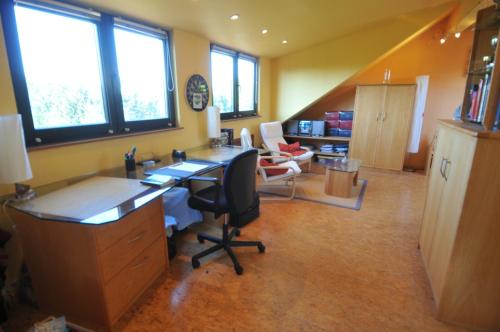 ジャンブルーにあるAirco Studio Autonomeのデスクと椅子が備わるオフィス