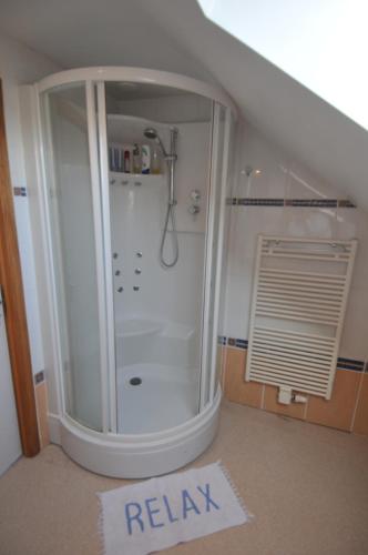 e bagno con cabina doccia. di Airco Studio Autonome a Gembloux