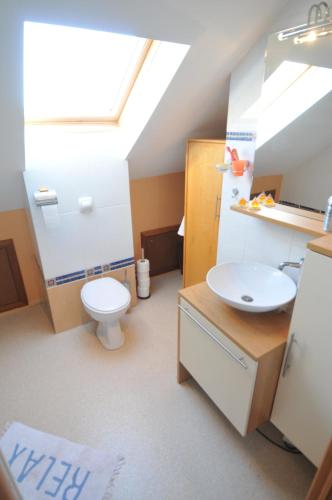 ein Badezimmer mit einem weißen WC und einem Waschbecken in der Unterkunft Airco Studio Autonome in Gembloux