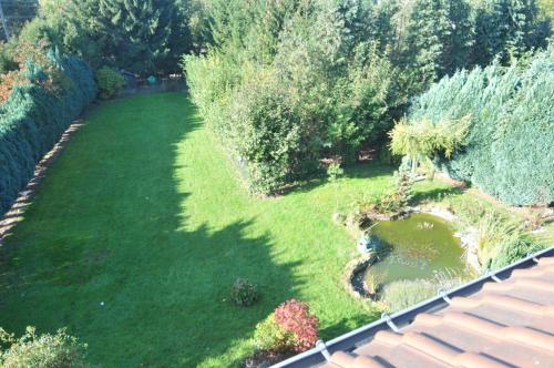 ジャンブルーにあるAirco Studio Autonomeの池のある庭園の空中風景