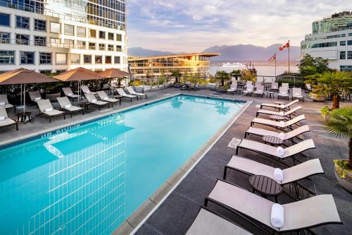 Bazén v ubytování Fairmont Waterfront nebo v jeho okolí