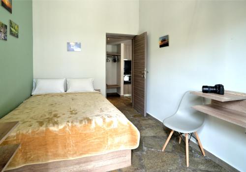 ネア・ポティダイアにあるSuite Loft Apartment Konstantinidisのベッドルーム1室(ベッド1台、テーブル、椅子付)