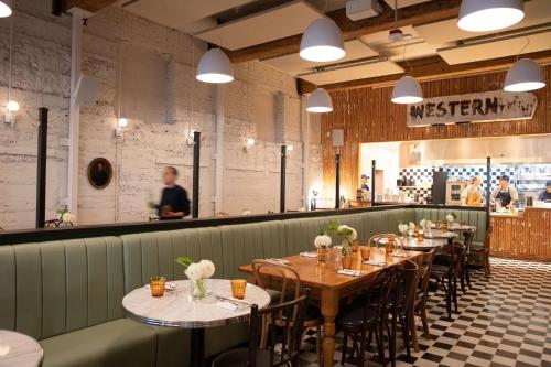 シアトルにあるPalihotel Seattleのレストランのテーブルと椅子の列