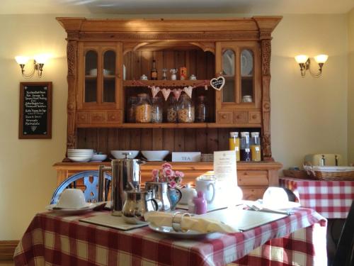 una mesa con un mantel a cuadros rojo y blanco en Plumpton Court en Nawton