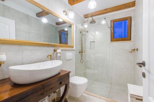 y baño con lavabo blanco y aseo. en House for Rent Leila en Šibenik